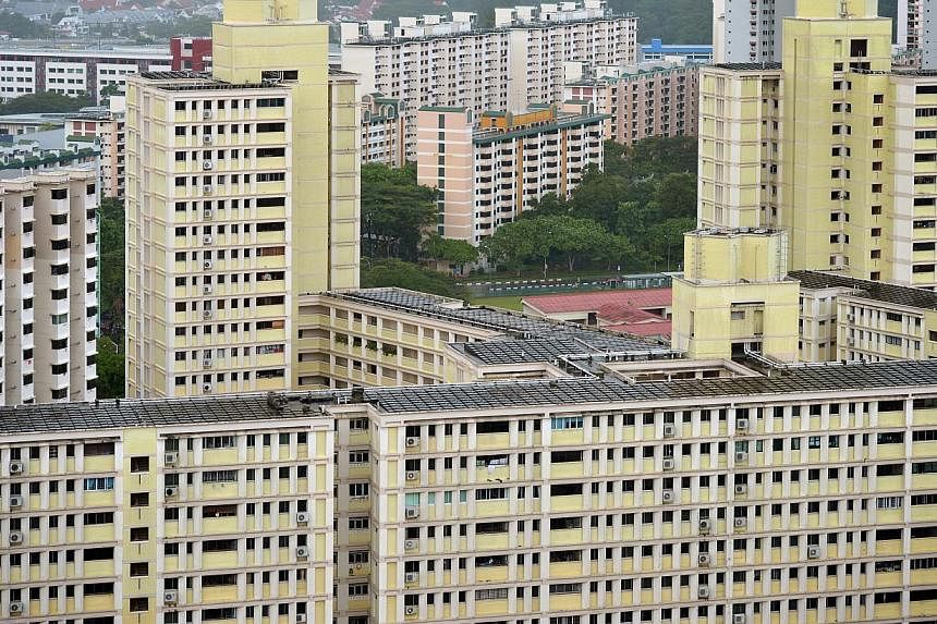 An ongoing survey by the Ministry of National Development (MND) showed yesterday that nine out of 10 Singaporeans support greater priority for those who apply to live in the same town - in both mature and non-mature estates. -- ST PHOTO: KUA CHEE SIO