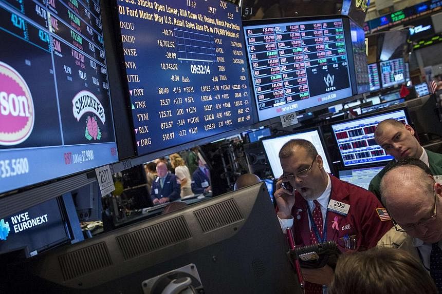 US stocks rallied on Monday, with the Dow and the S&amp;P 500 extending record winning streaks amid a fresh burst of merger and acquisition activity on Wall Street. -- PHOTO: REUTERS