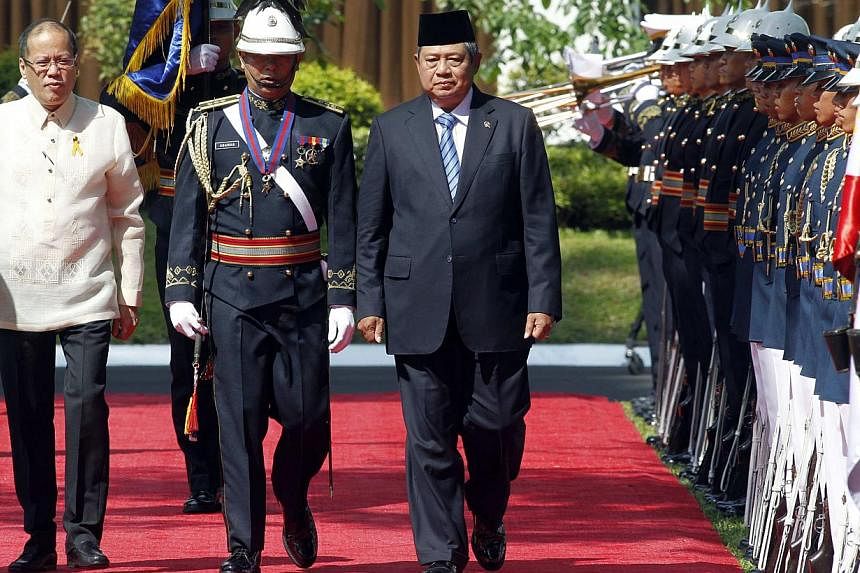 Philippine President Benigno Aquino (left) and visiting Indonesia President Susilo Bambang Yudhoyono (right) reviewing honour guards at the presidential palace in Manila on May 23, 2014. -- PHOTO: REUTERS