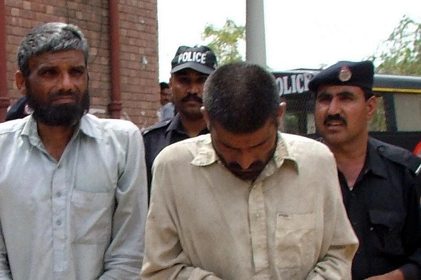 Pakistani police officers escort brothers Mohammad Arif (second, right) and Farman Ali (second, left), suspected of cannibalism, to a local court in Sargodha on April 15, 2014.&nbsp;-- PHOTO: AFP