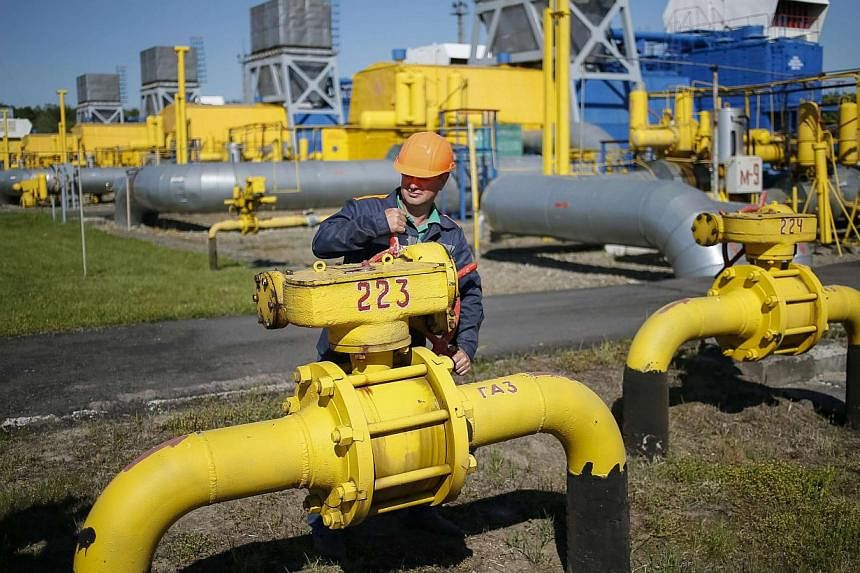 A worker turns a valve at an underground gas storage facility near Striy in western Ukraine in this May 21, 2014 file photo.&nbsp;Russian gas exporter Gazprom said on Monday that Ukraine had failed to pay at least part of its gas debts by a 0600 GMT 