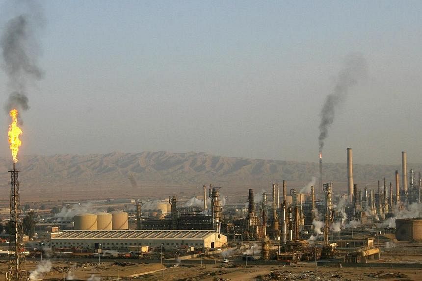 A general view of Baiji oil refinery, north of Baghdad in this Jan 21, 2009, file photo.&nbsp;Militants pressing a major offensive in Iraq attacked the country's biggest oil refinery on Wednesday, as the Premier scrambled to regain the initiative by 