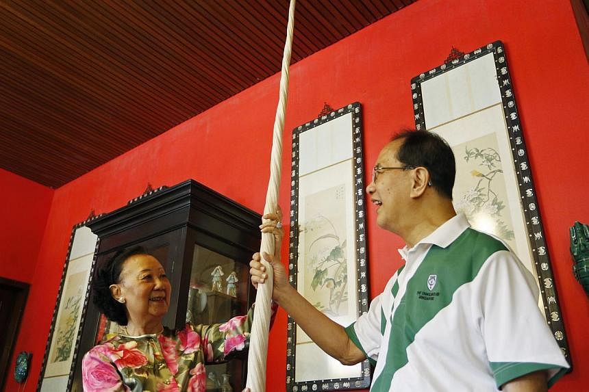 Madam Hoo Miew Oon (left) and her husband Yap Boh Lee with the rare narwhal tusk that was donated to the new Lee Kong Chian Natural History Museum on 18 June 2014. The narwhal tusk, which is at least 200 years old, had belonged to her great-grandfath