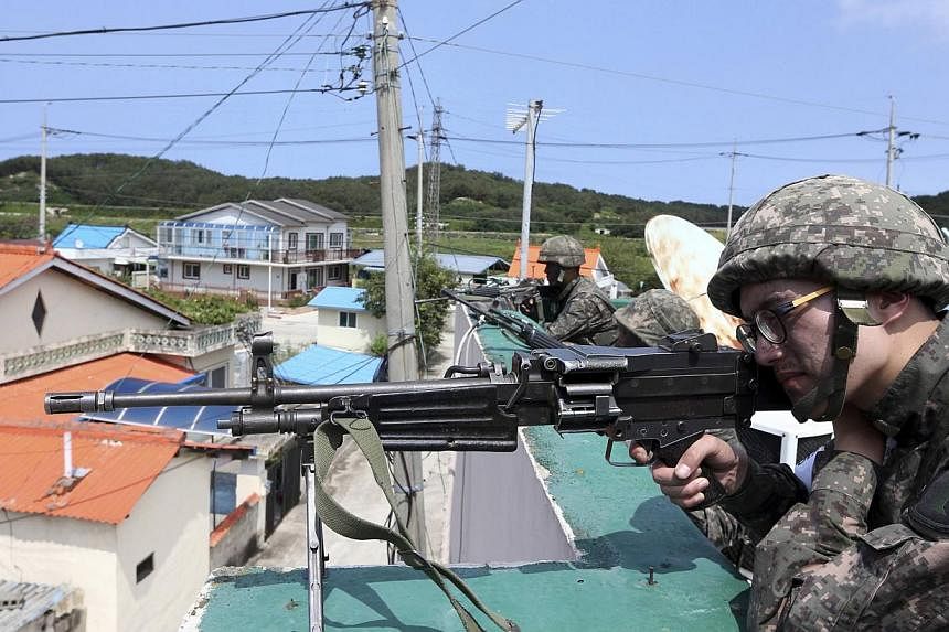 South Korean soldiers take their positions during a search and arrest operation in Goseong June 22, 2014. -- PHOTO: REUTERS