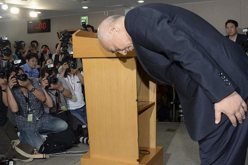 Moon Chang Keuk, a nominee for South Korea's Prime minister, bows during a news conference to withdraw his candidacy at a government complex in Seoul on June 24, 2014. -- PHOTO: REUTERS&nbsp;