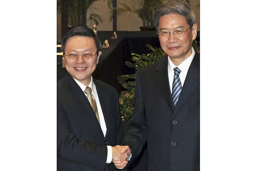 China's Vice-Foreign Minister Zhang Zhijun (right), who heads the Taiwan Affairs Office, shakes hands with Taiwan's Mainland Affairs Minister Wang Yu-chi during their meeting in Nanjing, Jiangsu province, in this February 11, 2014 file photo. -- PHOT