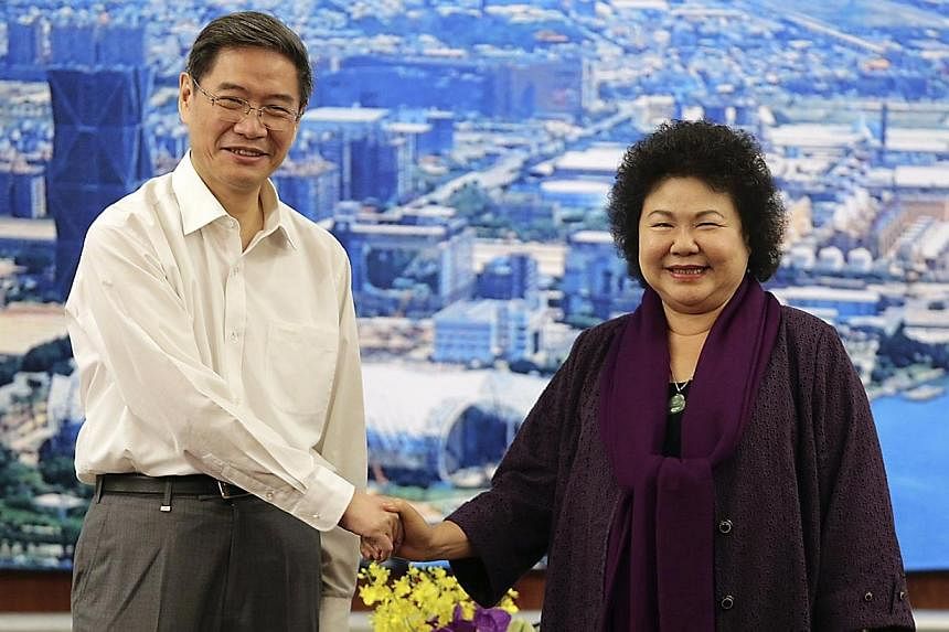 Zhang Zhijun (left), director of China's Taiwan Affairs Office, shakes hand with Kaohsiung City mayor Chen Chu of the Democratic Progressive Party (DPP) in Kaohsiung, southern Taiwan on June 27, 2014.&nbsp;China's top official in charge of Taiwan aff