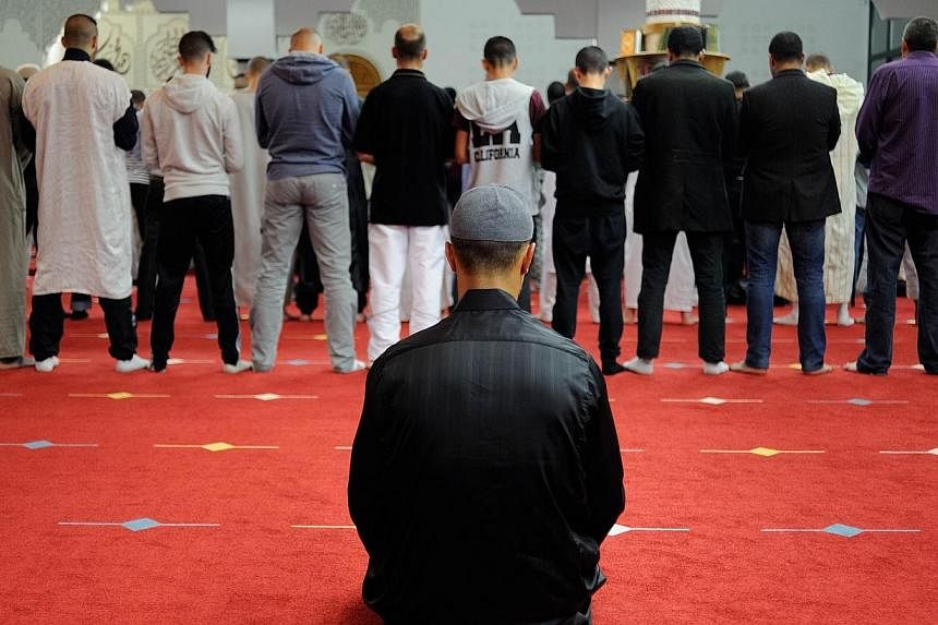 Muslim faithfuls pray at Assalam Mosque on June 28, 2014 in Nantes, western France, on the eve the first day of Ramadan. -- PHOTO: AFP&nbsp;