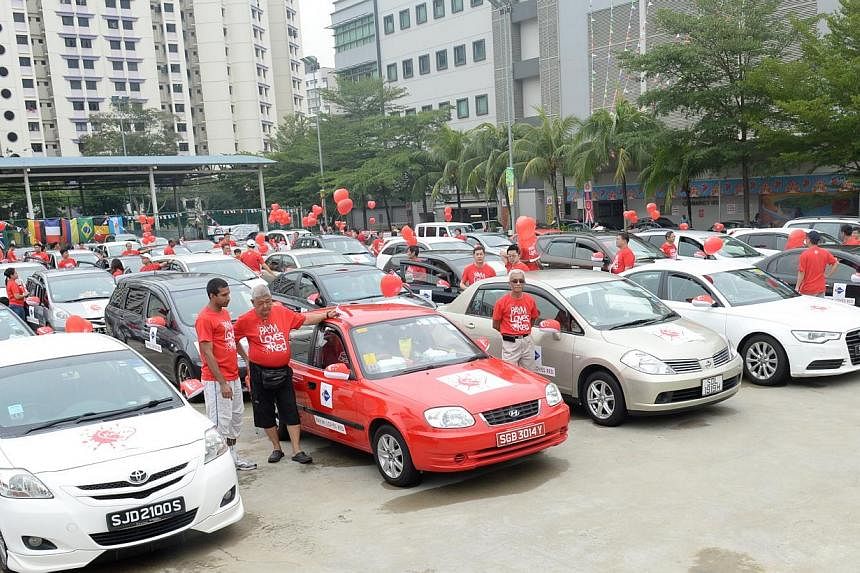 At the launch of the PAYM Loves Red campaign yesterday, 49 "car ambassadors" distributed vehicle flags and side mirror covers with the national flag to residents in the constituency.