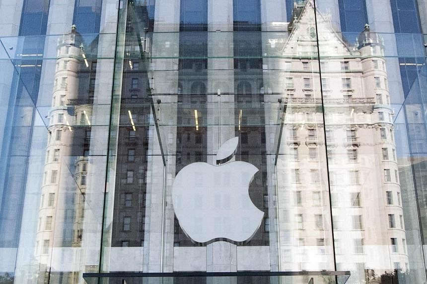 This Sep 17, 2012 file photo shows the Apple logo on the Apple store in New York.&nbsp;Apple has the right to trademark its flagship store design, the EU's highest court said on Thursday, July 10, 2014, though under certain conditions. -- PHOTO: AFP