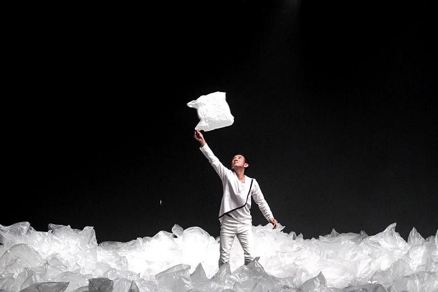 &nbsp;An image of the experimental theatre production Fluid, directed by Liu Xiaoyi. -- PHOTO: THE THEATRE PRACTICE