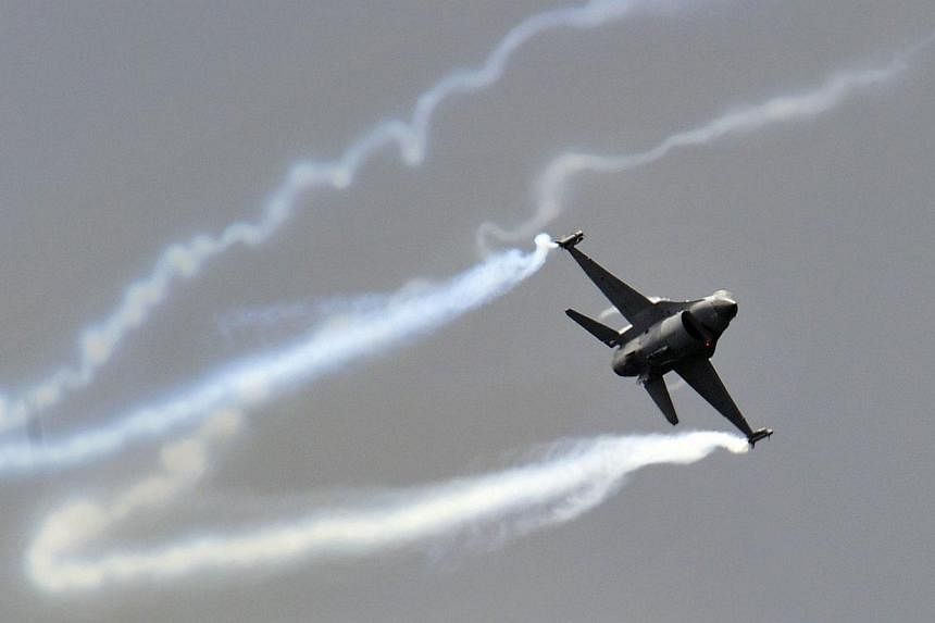 A General Dynamics F-16 Fighting Falcon fighter jet performs during an air display at the Farnborough Airshow in Farnborough in this file photo taken July 23, 2010.&nbsp;Aircraft makers gathering for the Farnborough airshow this week look to build on