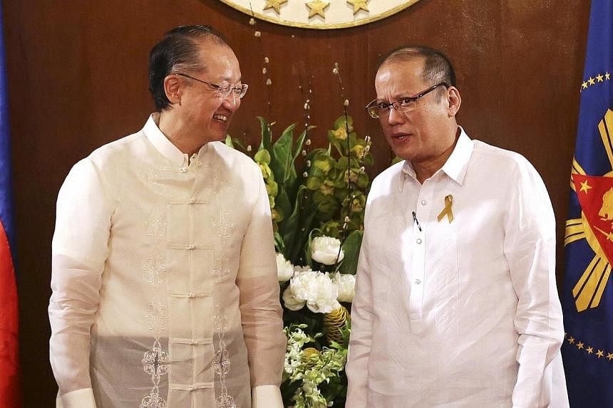 Philippine President Benigno Aquino (right) talks with World Bank Group President Jim Yong Kim at the presidential Malacanang Palace in Manila on July 15, 2014. World Bank president Jim Yong Kim on Tuesday, July 15, 2014, described the Philippines as