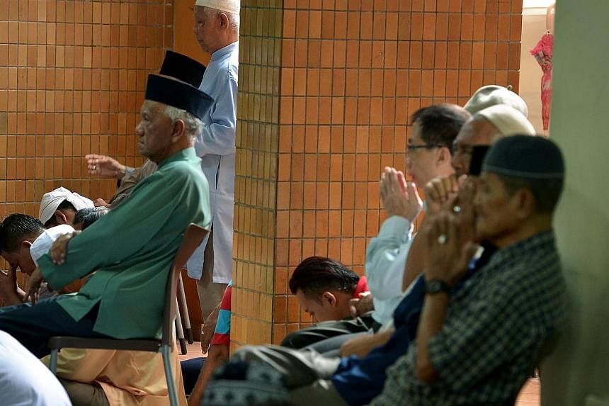 Worshippers at the Al-Muttaqin Mosque at Ang Mo Kio on&nbsp;July 11, 2014.&nbsp;Muslims on the blood-thinning medication warfarin should be extra careful during the fasting month of Ramadan, doctors at Singapore General Hospital (SGH) have advised.