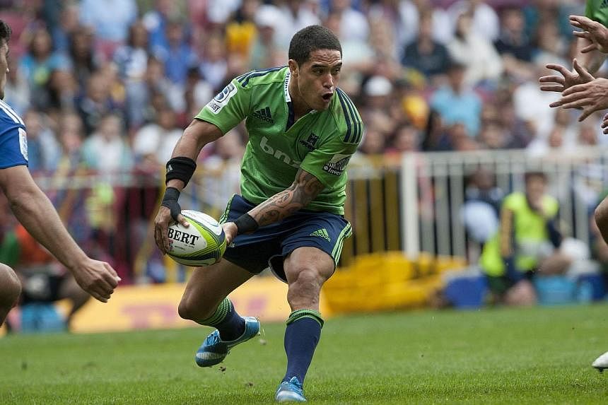 Highlanders scrumhalf Aaron Smith passes the ball during the Super Rugby clash match between South Africa's Western Stormers and New Zealand's Otago Highlanders, at Newlands stadium in Cape Town on May 3, 2014. -- PHOTO: AFP