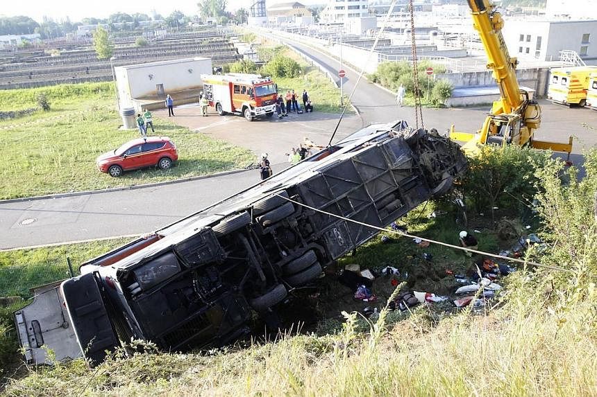 A crashed bus lays near the A4 motorway linking Poland and Germany near the Neustadt district in Dresden, eastern Germany on July 19, 2014. -- PHOTO: AFP