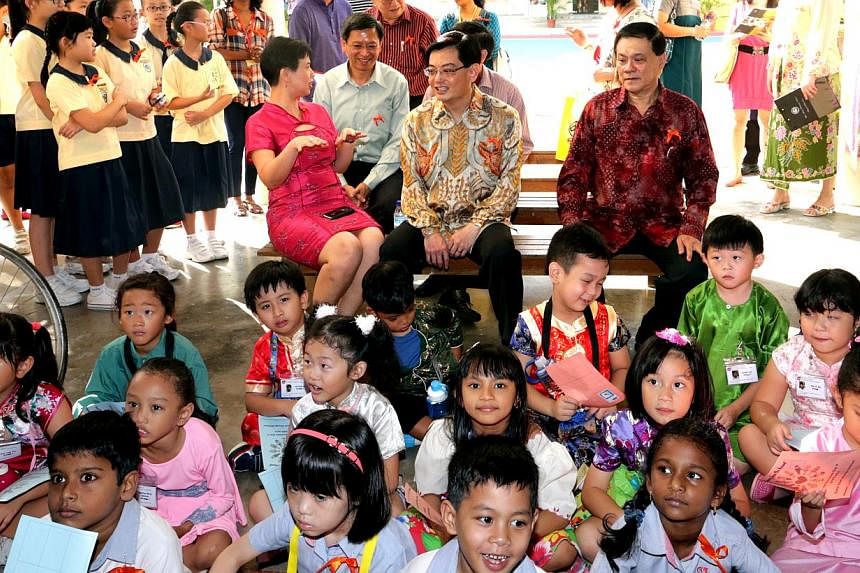 Mr Heng Swee Keat, (centre) Minister for Education, sitting together with the students in front of him, from the Elias Park Primary school watching the skit by the school&nbsp;on Racial Harmony Day yesterday, July 20, 2014. -- ST PHOTO:&nbsp;CHEW SEN