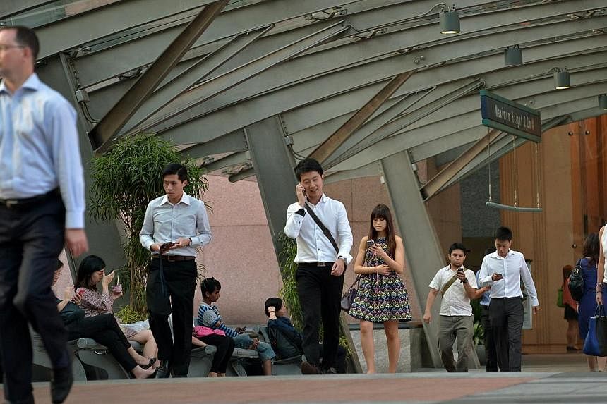 Office workers in the Central Business District. Bosses are keen to make changes at the workplace to help their staff better manage work and personal demands but introducing such flexi-time arrangements can be tricky, say experts. -- PHOTO: ST FILE