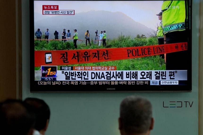 &nbsp;People watch a news broadcast on July 22 2014 showing coverage of Yoo Byung-Eun, a fugitive business tycoon wanted in connection with a ferry disaster in April, whose heavily decomposed body was found earlier this month in a plum field in Sunch