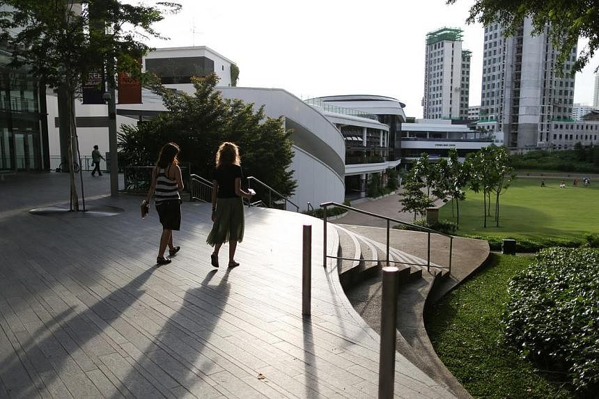 National University of Singapore (NUS) is lowering the grade to qualify for the honours year in three of its faculties. -- PHOTO: ST FILE