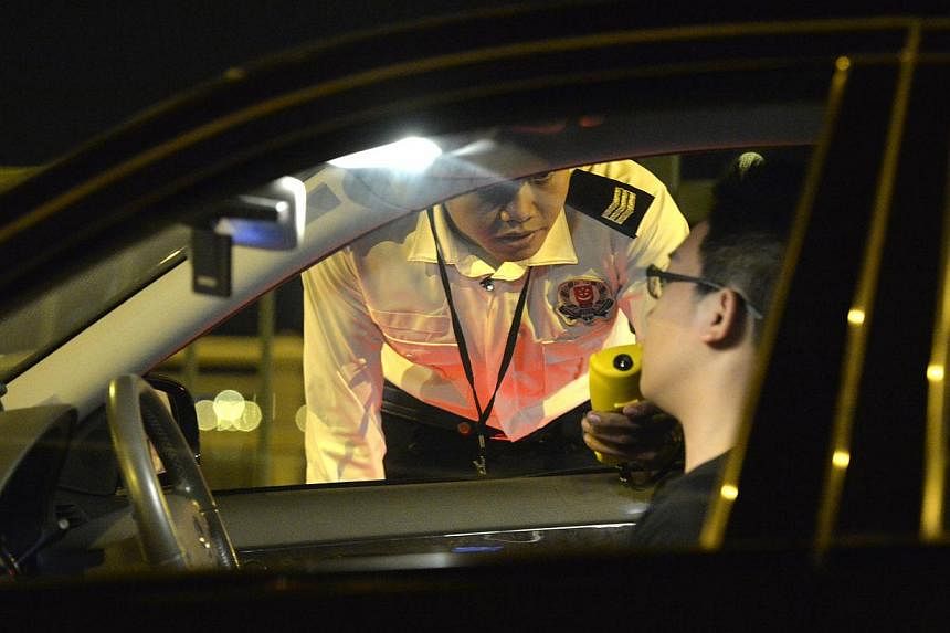 The traffic police on a drink driving enforcement drive on the 24th July night at Nicoll Highway. -- ST PHOTO:&nbsp;DESMOND FOO