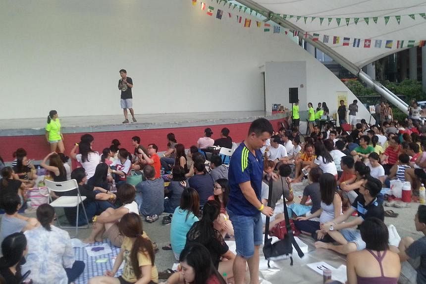 More than 350 people turned up at Telok Ayer Hong Lim Green community centre on Sunday evening to partake in a durian feast. -- ST PHOTO: AUDREY TAN
