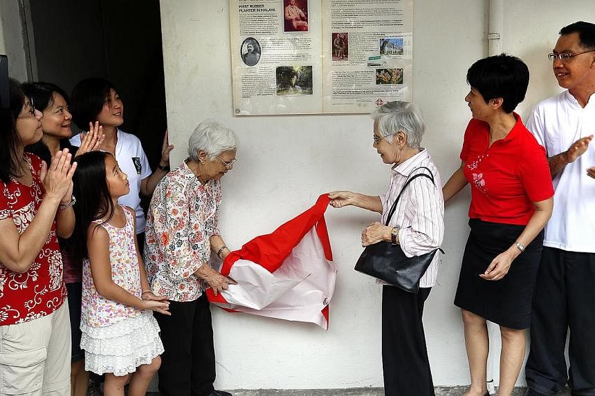 Ms Tan Eng Bee Sylvia, Ms Tan Eng Soon Kathleen and MP Indranee rajah unveiling two plaques at Tiong Bahru. -- ST PHOTO: LAU FOOK KONG