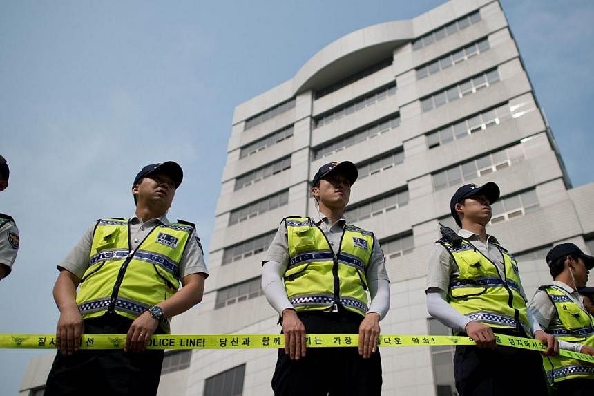 Policemen stand outside the Ansan branch of the Suwon District Court, in Ansan on July 28, 2014.&nbsp;Teenaged student survivors of South Korea's ferry disaster began giving video testimony under tight security on Monday in the murder trial of the ve