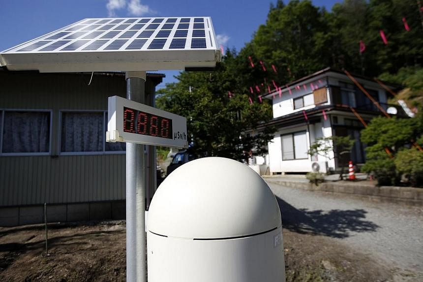 A geiger counter, measuring a radiation level of 0.860 microsievert per hour, is seen at a radiation decontamination operaton site at Yamakiya district in Kawamata town, Fukushima prefecture June 23, 2014.&nbsp;Tests of water off the US West Coast ha