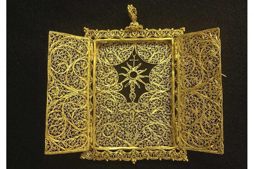 A high karat gold Pyx which was believed to have been hand crafted in the late 1600's - early 1700's for transporting a Eucharist (communion wafer) is seen in an undated handout photo from 1715 Fleet-Queen's Jewels. -- PHOTO: REUTERS