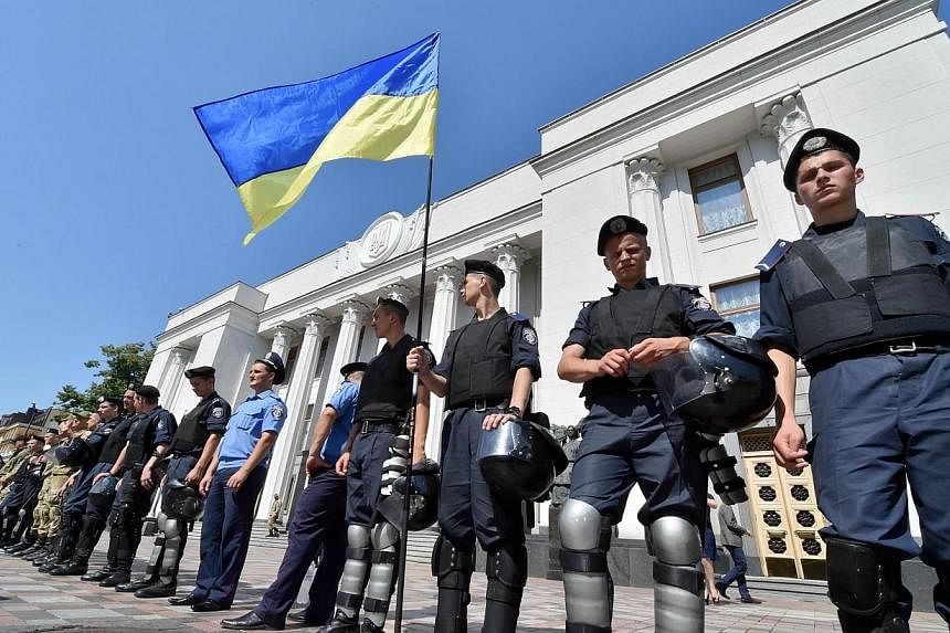 Policemen stand guard in front of the Ukrainian Parliament during a closed session in Kiev on July 31, 2014.&nbsp;Kiev on Thursday, July 31, 2014, announced a day-long halt to its deadly offensive to oust pro-Russian rebels in east Ukraine after figh