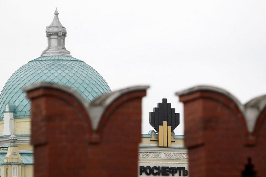 The logo of Russia's top crude producer Rosneft is seen at the company's headquarters, behind the Kremlin wall, in central Moscow May 27, 2013.&nbsp;Oil accounts for 40 percent of state revenues in Russia and its price will be a source of worry for P