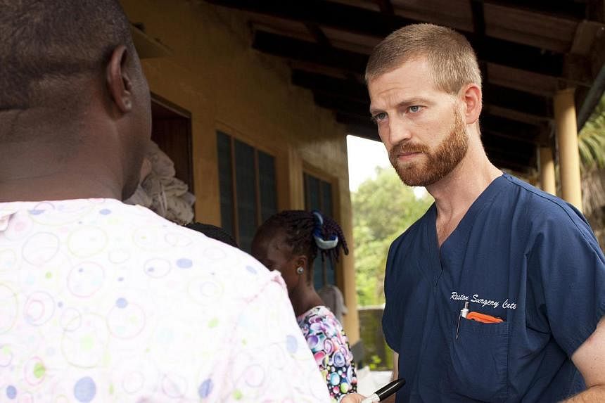 Dr. Kent Brantly (Right) speaks with colleagues at the case management center on the campus of ELWA Hospital in Monrovia, Liberia in this undated handout photograph courtesy of Samaritan's Purse. -- PHOTO: REUTERS&nbsp;