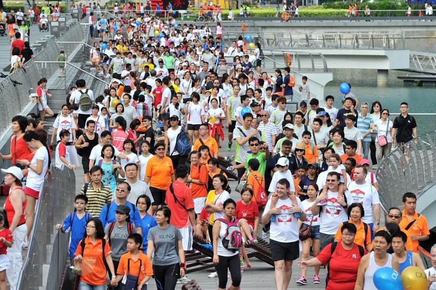 More than 8,000 walkers taking a 4km walk around Marina Bay on Aug 03 2014, the largest turn-out in the last four years. -- PHOTO: ST FILE&nbsp;
