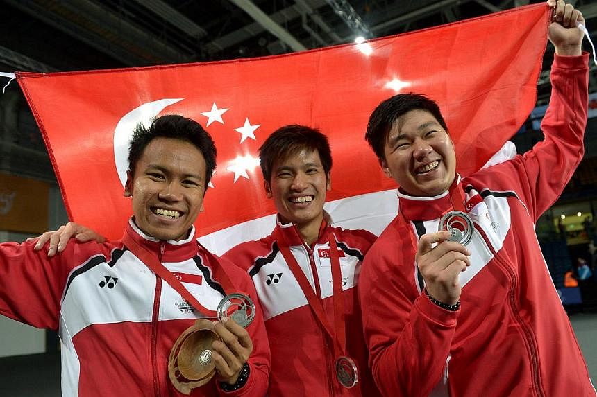 Derek Wong (centre) with the doubles pair Danny Chrisnanta (left) and Chayut Triyachart in Glasgow yesterday.