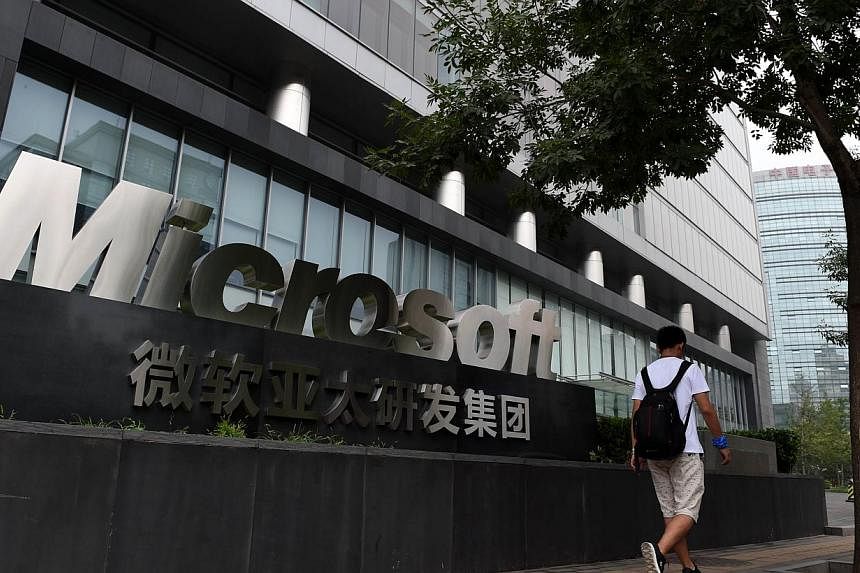 &nbsp;A man walks past a Microsoft sign outside a Microsoft office building in Beijing on July 31, 2014.&nbsp;Microsoft Corp should not obstruct an anti-trust investigation by Chinese regulators, the State Administration for Industry and Commerce (SA
