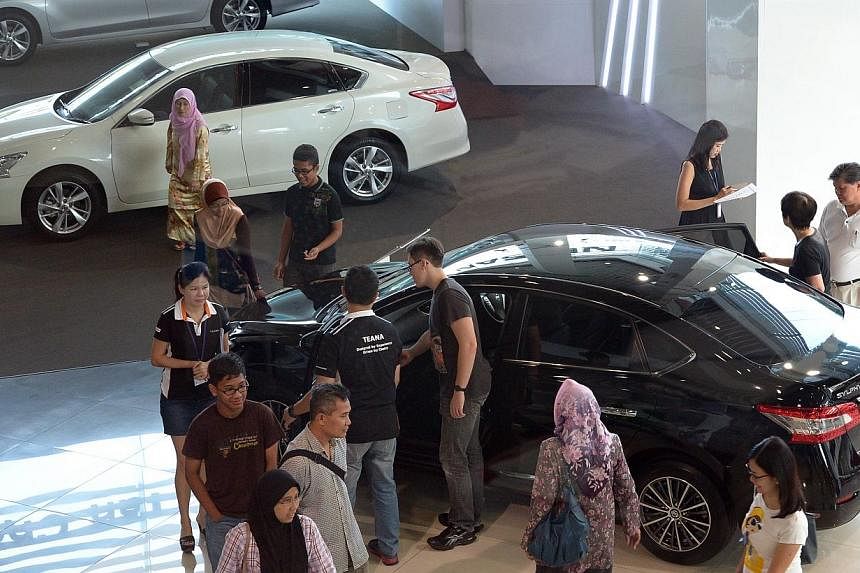 Potential buyers at the Nissan showroom in Ubi Road on May 10, 2014. -- PHOTO: ST FILE&nbsp;