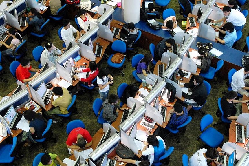 Nanyang Technological University (NTU) students studying in the Lee Wee Nam library. -- ST PHOTO: ALPHONSUS CHERN