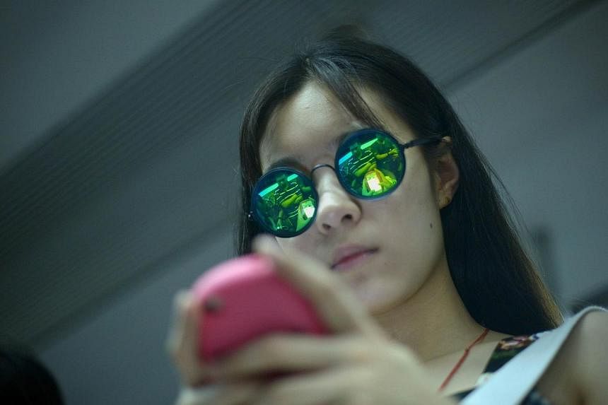 China will force real-name registrations on users of instant messaging tools and require public accounts wishing to publish or reprint political news to seek prior approval, state media said on Thursday. -- PHOTO: AFP