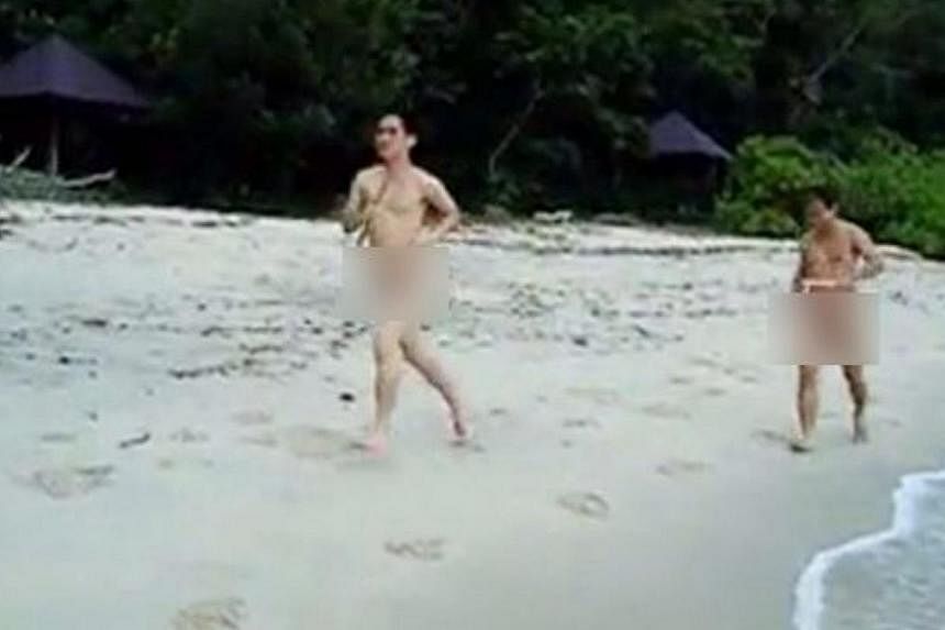 Asian nudist 美しいセクシーなアジアモデル晴れた日にビーチの前でポーズ ...