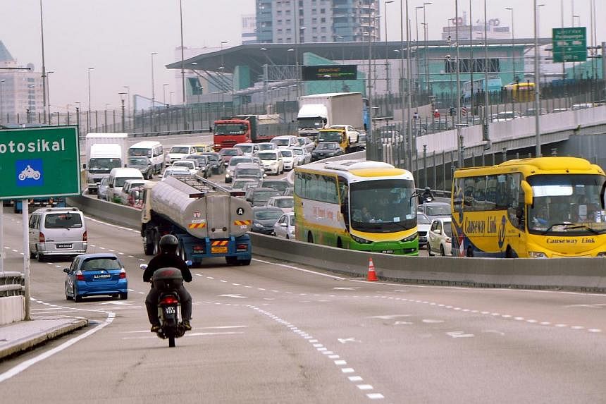 A smooth flow of traffic heading towards Johor Baru and traffic congestion heading towards Singapore at 9am in the morning on Aug 2, 2014. -- PHOTO: BERITA HARIAN