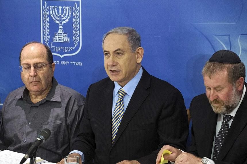 Israel's Prime Minister Benjamin Netanyahu (centre) attends a cabinet meeting in Tel Aviv August 10, 2014.&nbsp;Israel said on Sunday it would not return to Egyptian-mediated ceasefire talks as long as Palestinian militants in Gaza kept up cross-bord