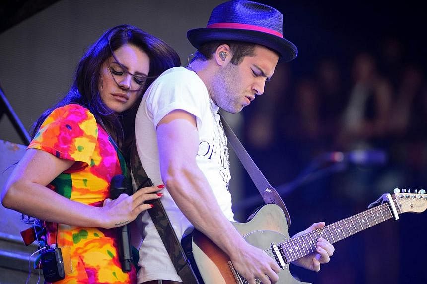 US singer Lana Del Rey interacts with her guitarist as she performs at Britain's Glastonbury Festival on June 28, 2014. Del Ray is&nbsp;the latest Western musician to call off a concert in Israel as security fears from the Gaza conflict take a toll o