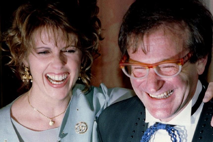 Actress Pam Dawber (left) shares a laugh with actor Robin Williams as they pose for photographers before the annual American Museum of the Moving Image Tribute dinner in New York in this Feb 23, 1995 file photo. -- PHOTO: REUTERS