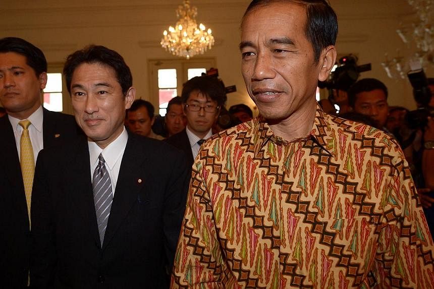 Indonesian President-elect Joko Widodo (right) walks next to Japan's Foreign Minister Fumio Kishida (second left)&nbsp;prior to their meeting in Jakarta on August 12, 2014.&nbsp;Kishida, who is on a two-day visit,&nbsp;held the meeting with Indonesia