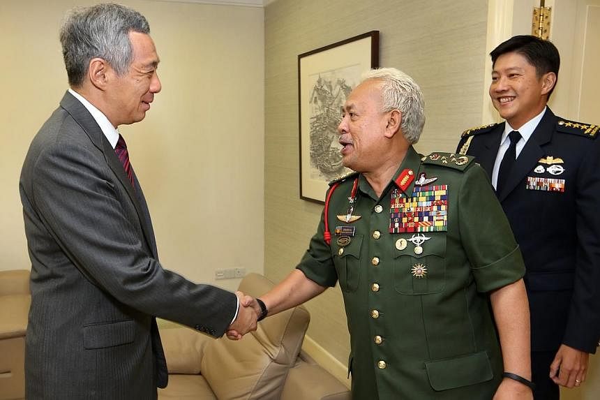 The Malaysian Chief of Defence Force,&nbsp;General Zulkifeli Mohd Zin, calls on Prime Minister Lee Hsien Loong&nbsp;at the Istana on Aug 12, 2014.&nbsp;-- PHOTO:&nbsp;MINISTRY OF COMMUNICATIONS AND INFORMATION