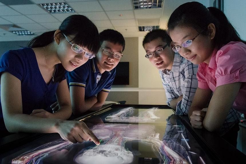 Students from the&nbsp;Lee Kong Chian School of Medicine's pioneer batch view a life-size human body in 3D.&nbsp;Singapore's newest medical school opened its doors to a larger cohort this year, with most of its new students having scored near perfect
