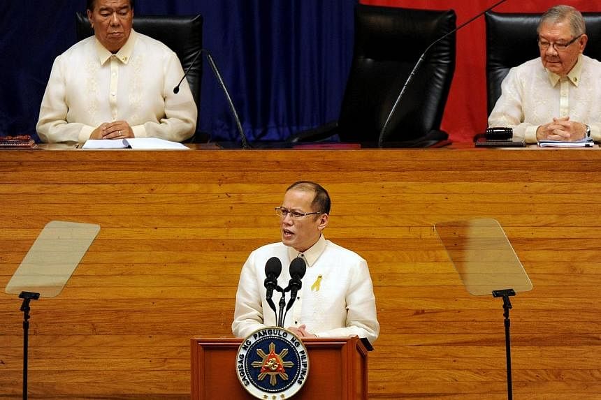 Philippine President Benigno Aquino (centre) delivers his 5th annual State of the Nation address (SONA) before the annual joint session of 16th Congress in Manila on July 28, 2014 as Senate President Franklin Drilon (left) and House of Representative
