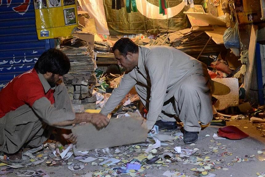 Pakistani security officials examine the site of a bomb explosion in Quetta on August 12, 2014.Police battled gunmen armed with automatic weapons, grenades and wearing suicide vests in southwest Pakistan early Friday, after thwarting two separate att