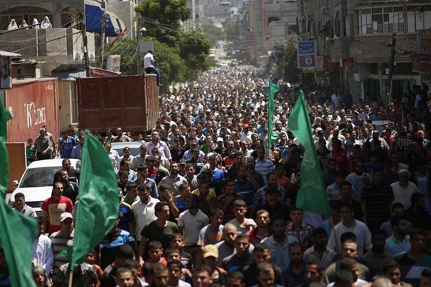 Palestinians take part in the funeral of the wife of Hamas's military leader, Mohammed Deif, his infant son Ali and other Palestinians whom medics said were killed in Israeli air strikes, in the northern Gaza Strip on Aug 20, 2014. &nbsp;-- PHOTO: RE